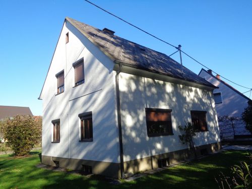 Klagenfurt: Älteres Wohnhaus mit Nebengebäude und schönem Garten! - Bild1