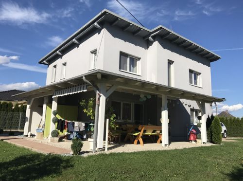 Grafenstein: Koffer packen und einziehen. Neuwertiges Massivhaus, komplett möbliert! - Bild1