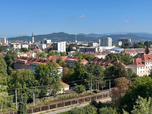 Zur Detailansicht: Klagenfurt Zentrumsnähe: Geräumige 3 Zimmer Wohnung im obersten (10.) Stock mit Aussicht!